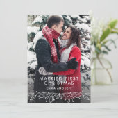 Sneeuwwinter trouwt eerste kerstfoto feestdagenkaart (Staand voorkant)