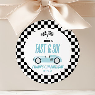 Snel & Zes Blauwe Race Auto 6e Verjaardagsfeestje Ronde Sticker