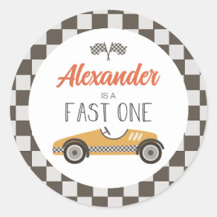 Snelle gele raceauto verjaardag ronde sticker