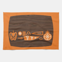  snijplank en oranje groenten, theedoek