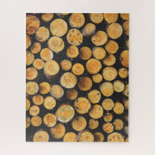 Snijstack van boomstammen, vers legpuzzel