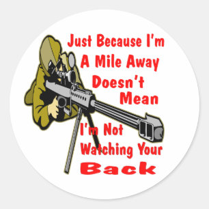 Sniper die je achteraan kijkt een stapel weg ronde sticker