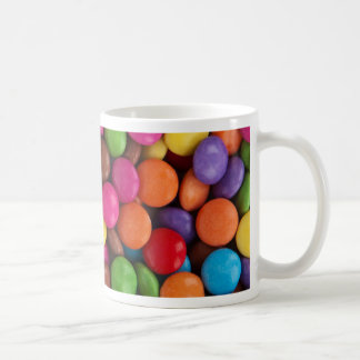 Snoep met kleurrijke vlekken koffiemok