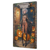 Snoep of een grapje, dapper meisje in een Hallowee Klembord (Links)