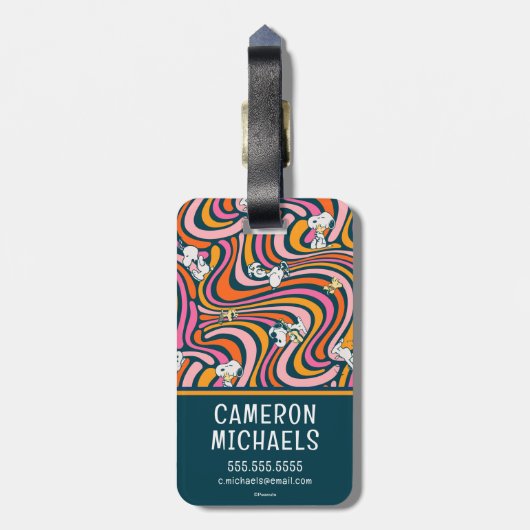 Snoopy & Woodstock Groovy Vibes Paarse Patroon Bagagelabel (Achterkant verticaal)