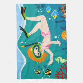 Snorkelend meisje onder het zee theedoek (Verticaal)