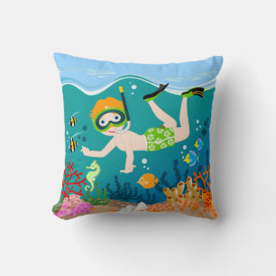 Snorkelende jongen onder het zee kussen