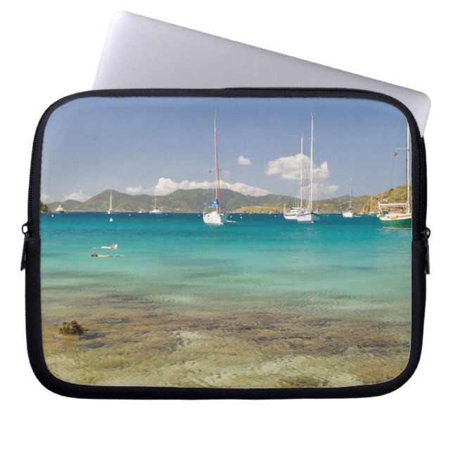 Snorkelers in idyllic Pirates Bight cove, Bight, Laptop Sleeve (Voorkant)
