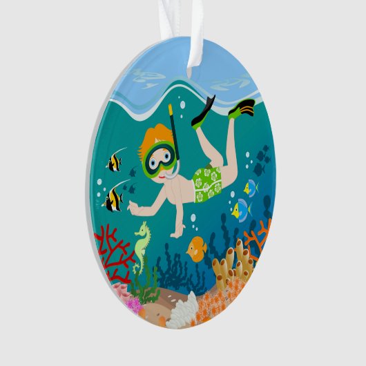 Snorkeling garçon sous la mer (devant)