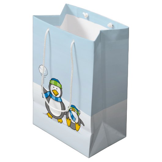 Snowballing pinguïns medium cadeauzakje (Voorkant Gekanteld)