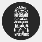Snowboarden is belangrijk, maar ronde sticker (Voorkant)