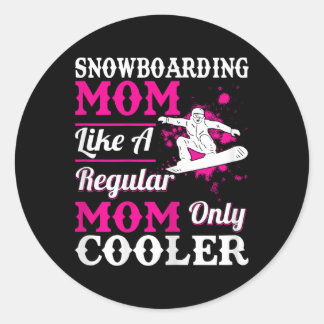 Snowboarden moeder als een gewone moeder alleen ko ronde sticker
