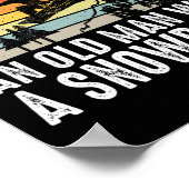 Snowboarden onderschat nooit een oud Man met een Poster (Hoek)