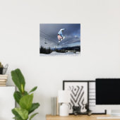 Snowboarder die in de lucht springt en een achterk poster (Thuiskantoor)