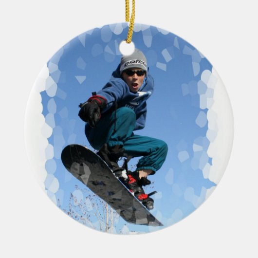 Snowboarder in de sneeuwversier keramisch ornament (Voorkant)