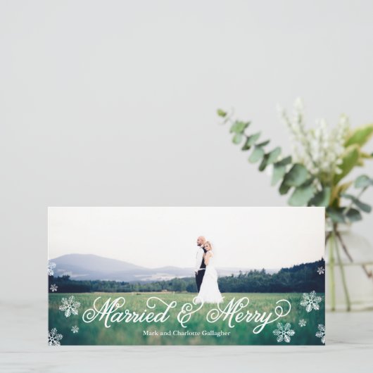 Snowflake Getrouwd en vrolijk Full Bleed Holiday Feestdagenkaart (Staand voorkant)