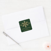 Snowflake met feestdag, groen en goudkoorts vierkante sticker (Envelop)