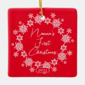 Snowflake Nonna's eerste kerstfeest Keramisch Ornament (Voorkant)