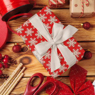 Snowflake-patroon van hout op vast rood cadeaupapier