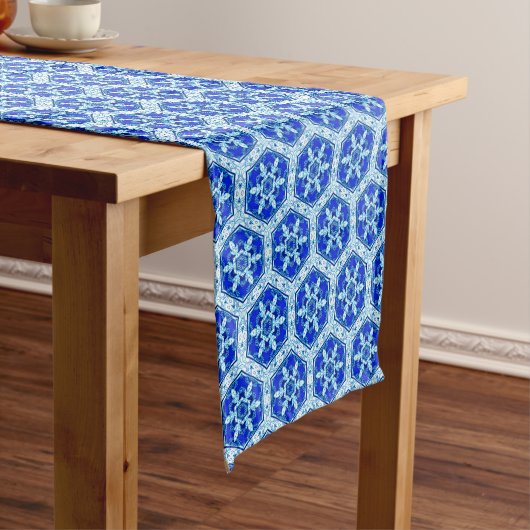 Snowflake Quit Pattern - Cobalt Blue en White Korte Tafelloper (Voorbeeld)
