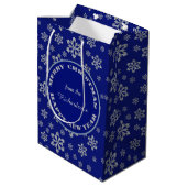 Snowflake Reindeer, gepersonaliseerd Medium Cadeauzakje (Achterkant Gekanteld)