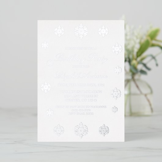 Snowflake Winter Birthday Folie Uitnodiging (Staand Voorkant)