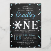Snowflake Winter Chalkboard 1st Birthday Real Folie Uitnodiging (Voorkant)