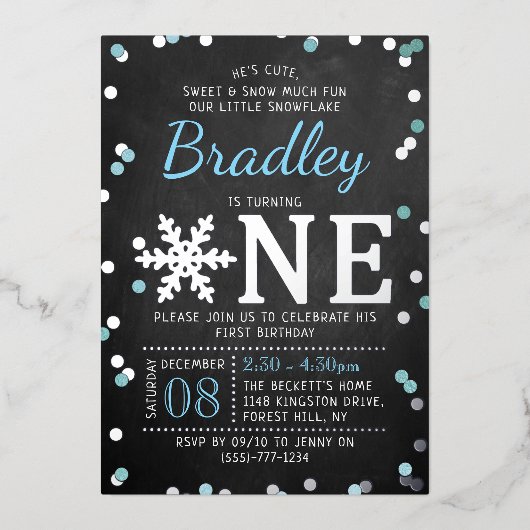 Snowflake Winter Chalkboard 1st Birthday Real Folie Uitnodiging (Voorkant)