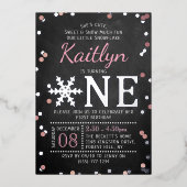 Snowflake Winter Chalkboard 1st Birthday Real Folie Uitnodiging (Voorkant)