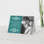 Snowflakes Chalkboard Carte de voeux photo, Turquo<br><div class="desc">Carte de voeux de snowflakes Chalkboard moderne et tendance avec un look arrière - plan de tableau de bord turquoise et d'élégants flocons de neige en blanc. Cette carte chic est parfaite pour envoyer des salutations de vacances. Customisez avec votre propre photo de famille et l'accueil personnalisé de votre choix....</div>