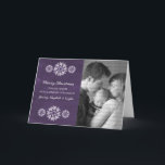 Snowflakes Chalkboard Carte de voeux photo, violet<br><div class="desc">Carte de voeux photo de snowflakes Chalkboard moderne et tendance avec un look arrière - plan de tableau de bord violet et d'élégants flocons de neige en blanc. Cette carte chic est parfaite pour envoyer des salutations de vacances. Customisez avec votre propre photo de famille et l'accueil personnalisé de votre...</div>