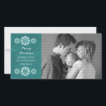 Snowflakes Chalkboard Carte photo de vacances, Tur<br><div class="desc">Moderne et tendance Snowflakes Chalkboard Carte photo avec un look arrière - plan turquoise et élégant snowflakes en blanc. Ce carte photo chic est parfait pour envoyer des salutations de vacances. Customisez avec votre propre photo de famille et l'accueil personnalisé de votre choix. Cliquez sur "Customiser" pour trouver d'autres options...</div>