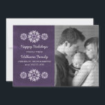 Snowflakes Chalkboard Photo Carte Plat, Violet<br><div class="desc">Carte Flat Chalkboard photo moderne et tendance avec un look arrière - plan de tableau noir violet et d'élégants flocons de neige en blanc. Ce carte photo chic est parfait pour envoyer des salutations de vacances. Customisez avec votre propre photo de famille et l'accueil personnalisé de votre choix. Cliquez sur...</div>