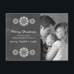 Snowflakes Chalkboard Photo Carte Postale, Gris<br><div class="desc">Carte postale de Chalkboard de Snowflakes moderne et tendance avec un look de tableau gris arrière - plan et d'élégants flocons de neige en blanc. Cette carte postale chic est parfaite pour envoyer des salutations de vacances. Customisez avec votre propre photo de famille et l'accueil personnalisé de votre choix. Cliquez...</div>