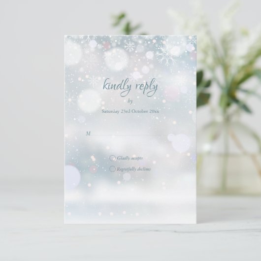 Snowflakes hiver Élégant Script Mariage RSVP (Debout devant)