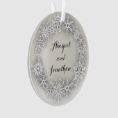 Snowflakes Krans Gepersonaliseerde Kerst Ornament (voorkant)