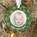 Snowflakes sur Green Photo Acrylique<br><div class="desc">Vos photos préférées sont présentées sur cet ornement acrylique rond à 2 faces avec des flocons d'or sur un arrière - plan de lumières floues vertes. Téléchargez vos images pour créer des ornements de Noël pour vous-même ou offrez-en un cadeau à votre famille, vos amis, vos parents et vos grands-parents...</div>