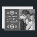 Snowflics Chalkboard Photo Carte Plat, Gris<br><div class="desc">Carte Flat Chalkboard photo moderne et tendance avec un look arrière - plan de tableau noir et d'élégants flocons de neige en blanc. Ce carte photo chic est parfait pour envoyer des salutations de vacances. Customisez avec votre propre photo de famille et l'accueil personnalisé de votre choix. Cliquez sur "Customiser"...</div>