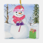 Snowman avec foulard rose et ornement sucre de can<br><div class="desc">Snowman avec une écharpe rose et portant un sucre de canne. Paysage d'hiver et sac cadeau en vert citron avec un ours et la sucette à côté du bonhomme de neige. À l'arrière,  votre nom,  l'année et les jours de neige heureux peuvent être personnalisés. Aquarelle.</div>