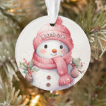 Snowman avec nom acrylique<br><div class="desc">Au-delà d'une simple décoration, notre ornement Acrylique Snowman personnalisé est un témoignage de la beauté des souvenirs individuels et des moments partagés pendant la saison festive. Que ce soit pour votre propre arbre ou un cadeau pour quelqu'un de spécial, cet ornement est voué à illuminer les visages et les coeurs....</div>