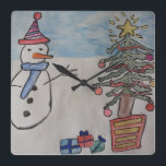 Snowman & Christmas Tree Horloge murale<br><div class="desc">Un très mignon bonhomme de neige a une laine toute neuve avait un foulard bleu confortable pour la saison des fêtes. Il est tellement ravi que c'est le réveillon de Noël et son sapin de Noël est magnifiquement décoré de baubles brillants et de tinsel scintillant. Les cadeaux aux couleurs vives...</div>