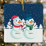 Snowman Couple mignon Noël personnalisé<br><div class="desc">Snowman Couple mignon Ornement personnalisé en céramique de Noël. Mignonne 5 personnes bonhomme de neige fête de Noël ornement de Noël. Fait le cadeau de Noël personnalisé parfait pour la saison des fêtes.</div>