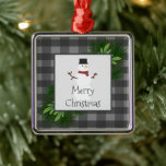 Snowman Gris Buffalo Plaid en céramique ornement<br><div class="desc">Décorez votre sapin de Noël en cette période de fêtes avec un ornement de Buffalo Gris Snowman. La décoration ornementale comprend une boîte ornée de branches de pin et un charmant bonhomme de neige contre un arrière - plan de buffle. Autres cadeaux et objets de vacances disponibles avec ce design...</div>