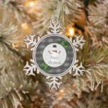 Snowman Gris Buffalo Plaid Snowflake Ornement<br><div class="desc">Décorez votre sapin de Noël cette saison de vacances avec un ornement de flocon de neige à bison gris de neige. La décoration ornementale comprend une boîte ornée de branches de pin et un charmant bonhomme de neige contre un arrière - plan de buffle. Autres cadeaux et objets de vacances...</div>