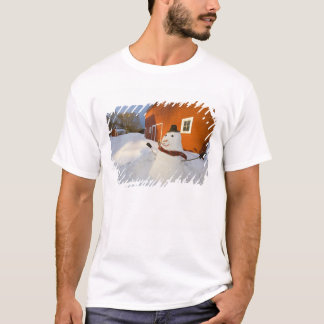 Snowman voor de rode schuur in Columbia Herfsten T-shirt