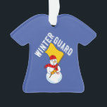 Snowman Winter Guard Ornement en métal<br><div class="desc">Le texte de la Garde d'hiver avec un bonhomme de neige tenant un drapeau et portant un foulard avec des drapeaux est un dessin humoristique pour les gardiens de couleur et les membres de la Garde d'hiver aux anniversaires et jours fériés</div>