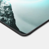 Snowy berg mysterieus blauw neonlicht bureaumat (Hoek)