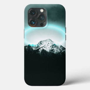 Snowy berg mysterieus blauw neonlicht iPhone 13 pro hoesje