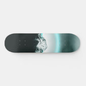 Snowy berg mysterieus blauw neonlicht skateboard (Horizontaal)