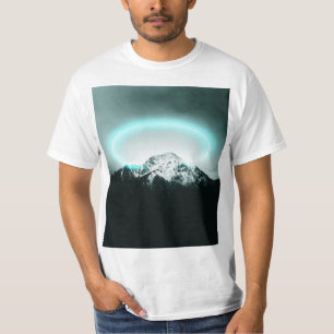 Snowy berg mysterieus blauw neonlicht t-shirt